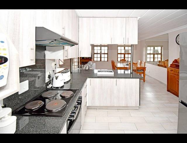 2 BEDROOM APARTMENT FOR SALE IN DOWERGLEN EXT 4